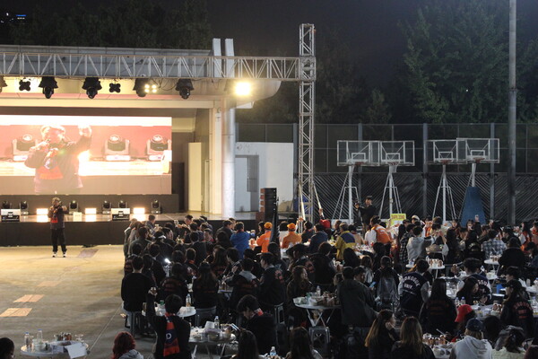 ▲화합의 장으로 하나 된 만해광장 (사진=권규리 기자.)