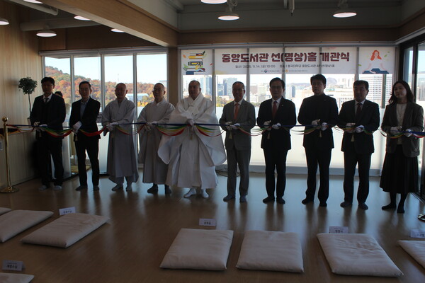 ▲‘불법승’ 구호와 함께 테이프를 절단하는 내외 귀빈 (사진=오승리 기자.)