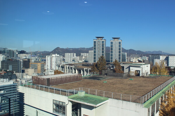 ▲중앙도서관 4층 선(명상)홀에서 내려다본 서울의 전경 (사진=오승리 기자.)