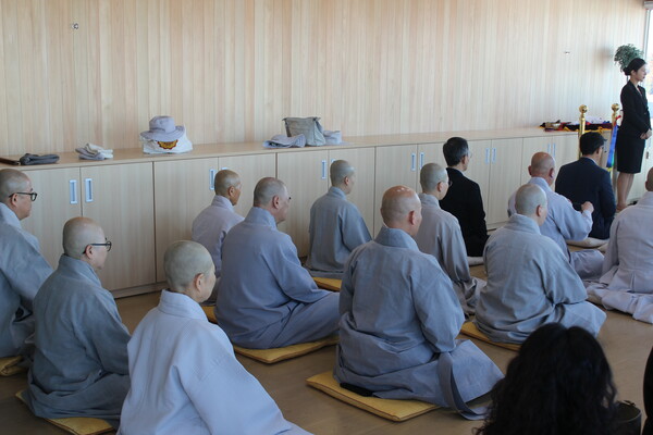 ▲개관식 마지막 순서인 입정의 시간을 갖는 참석자들 (사진=오승리 기자.)