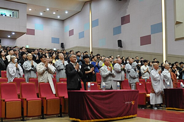 ▲삼귀의례를 진행하고 있다 (사진=이준형 기자)